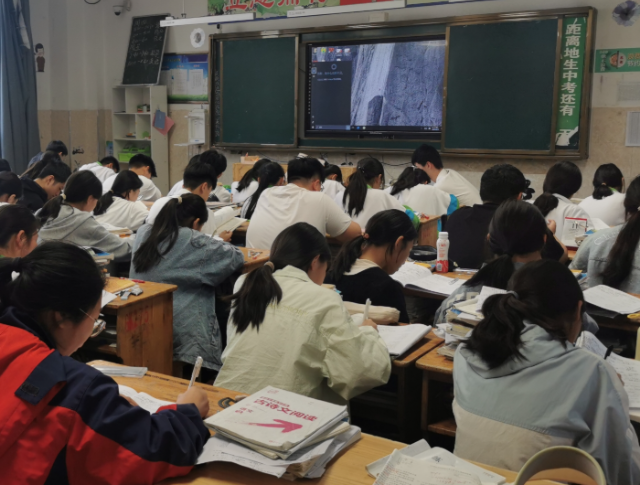 扎根于根底教育一线形成了从理念到途径再到讲堂载体的完好逻辑链