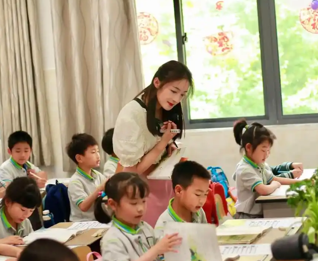 赛道不少学生学以致用研制的智能驱鸟系统落地村庄果园
